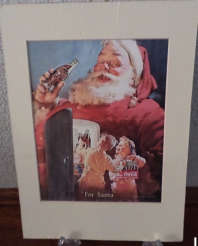 P09262-1 € 7,50 coca cola kaart 25x35 cm kerstman bij koelkast 2.jpeg
